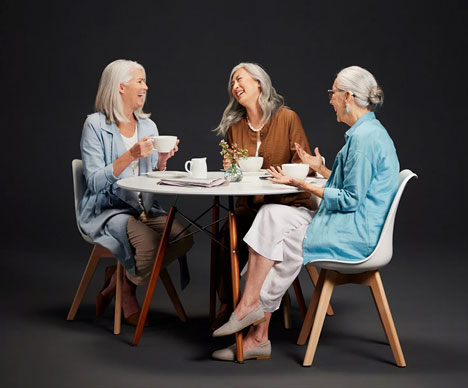 سه پیرزن نشسته دور یک میز 